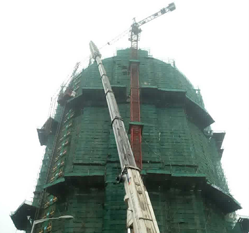 北海市吊车在工地上作业